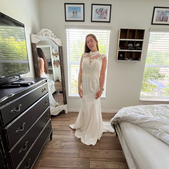 Wedding dress - Picture 9 of 10